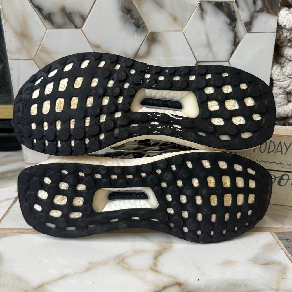 Adidas Women’s Ultraboost 5.0 DNA Cloud White Core Black Running Shoes Size 9 - Picture 10 of 10